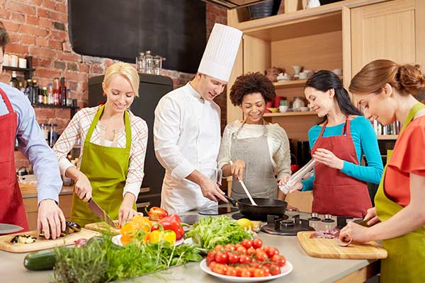 Teilnehmer kochen gemeinsam und werden gecoacht